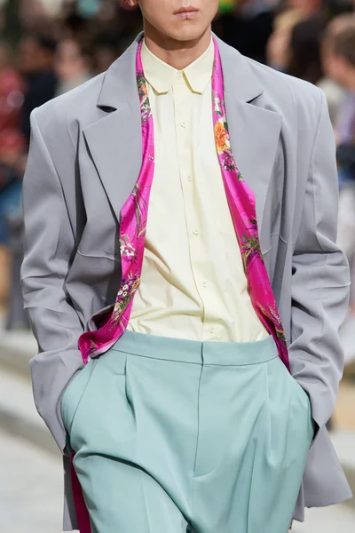 Look 32